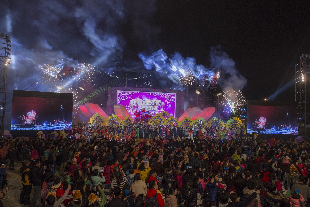 As the Parade’s destination, Sai Van Lake Square is bustled with nearly 1,000 spectators