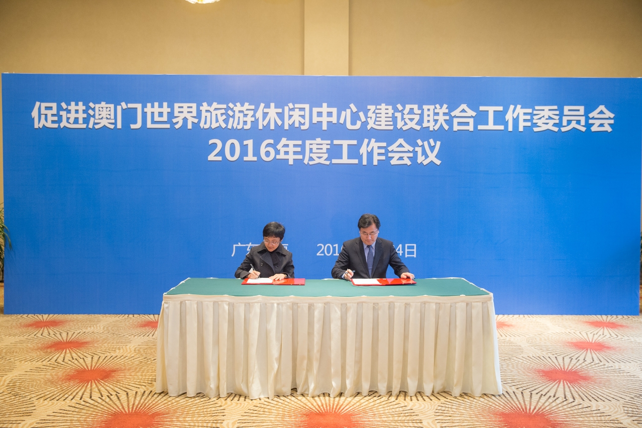 Secretaries General of the Joint Working Committee on Tourism sign the meeting memorandum
