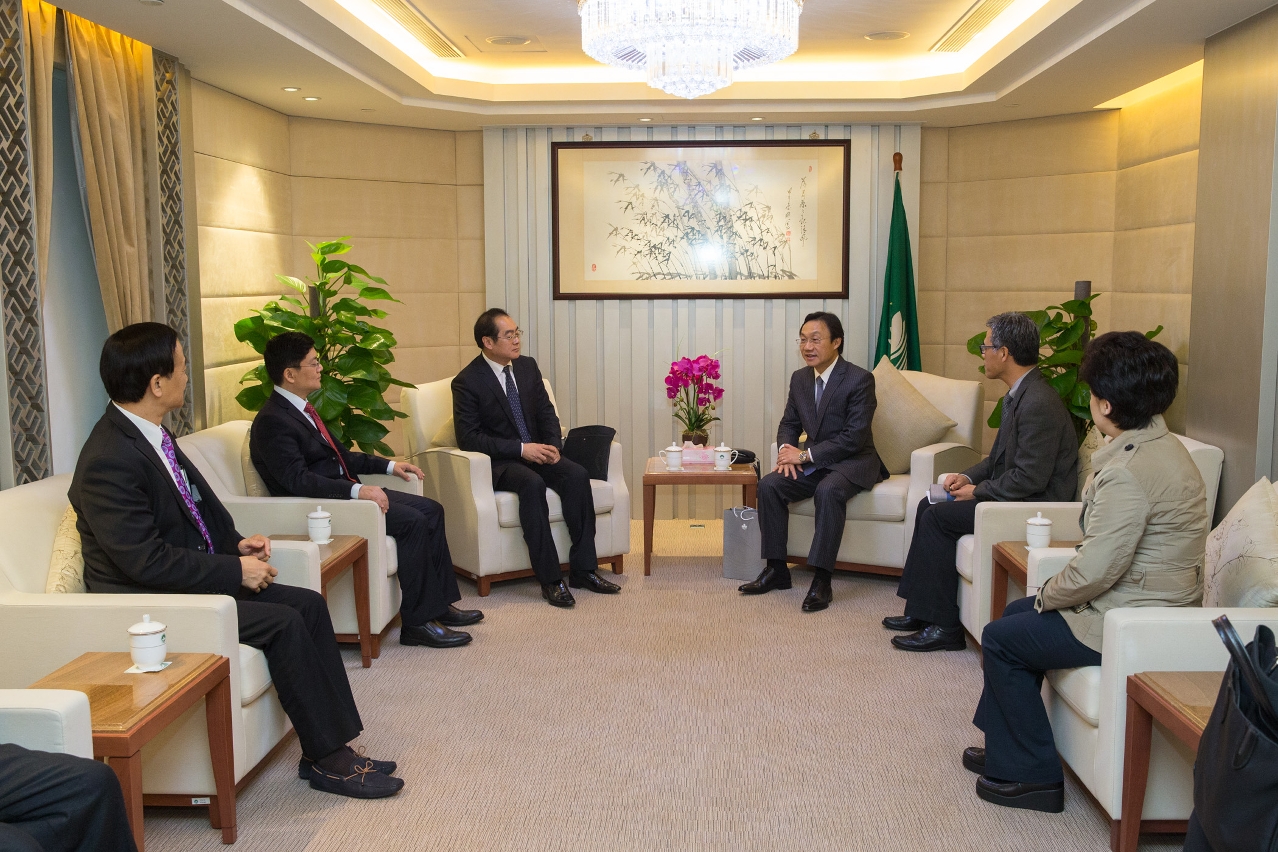 Secretário para os Assuntos Sociais e Cultura, Doutor Alexis Tam, num encontro com o subdirector do Gabinete para os Assuntos dos Chineses Ultramarinos junto do Conselho de Estado, Guo Jun e comitiva.