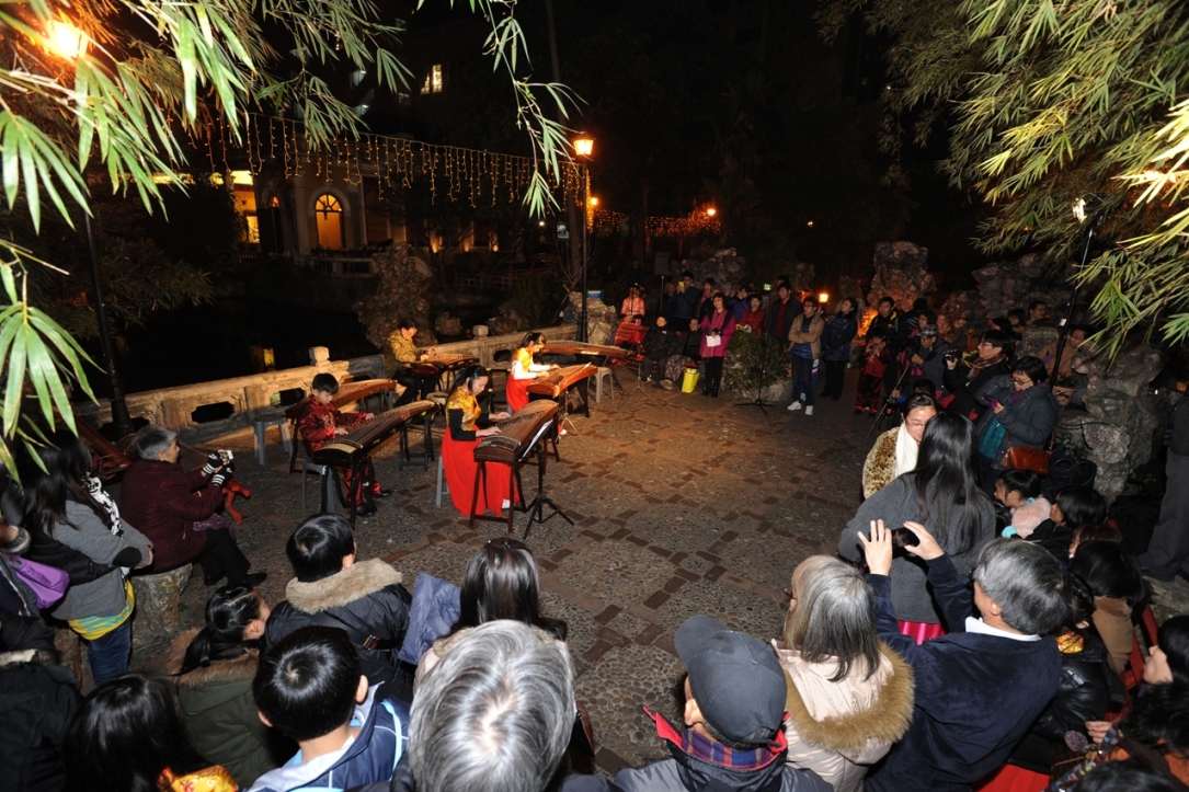 盧廉若公園元宵賞燈晚會正進行二胡、古箏現場表演。