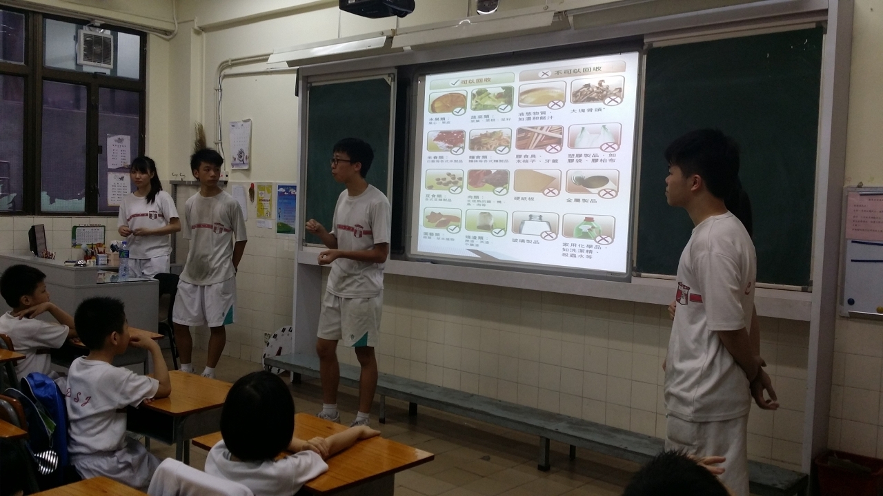 Os estudantes do ensino secundário levaram aos estudantes do ensino primário o conhecimento relativo à recolha selectiva de materiais recicláveis