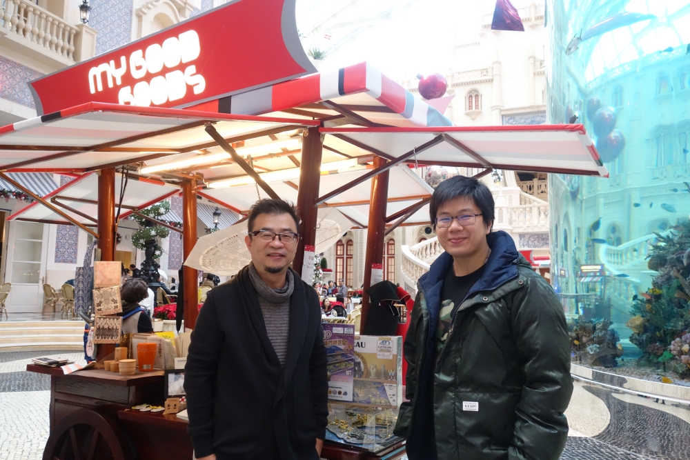 Sr. Dirco Fong, Director Executivo do Centro de Design de Macau (à esquerda), e Sr. Chan Weng Hong, Diretor-Geral da “Skydream Company Ltd.” (à direita)