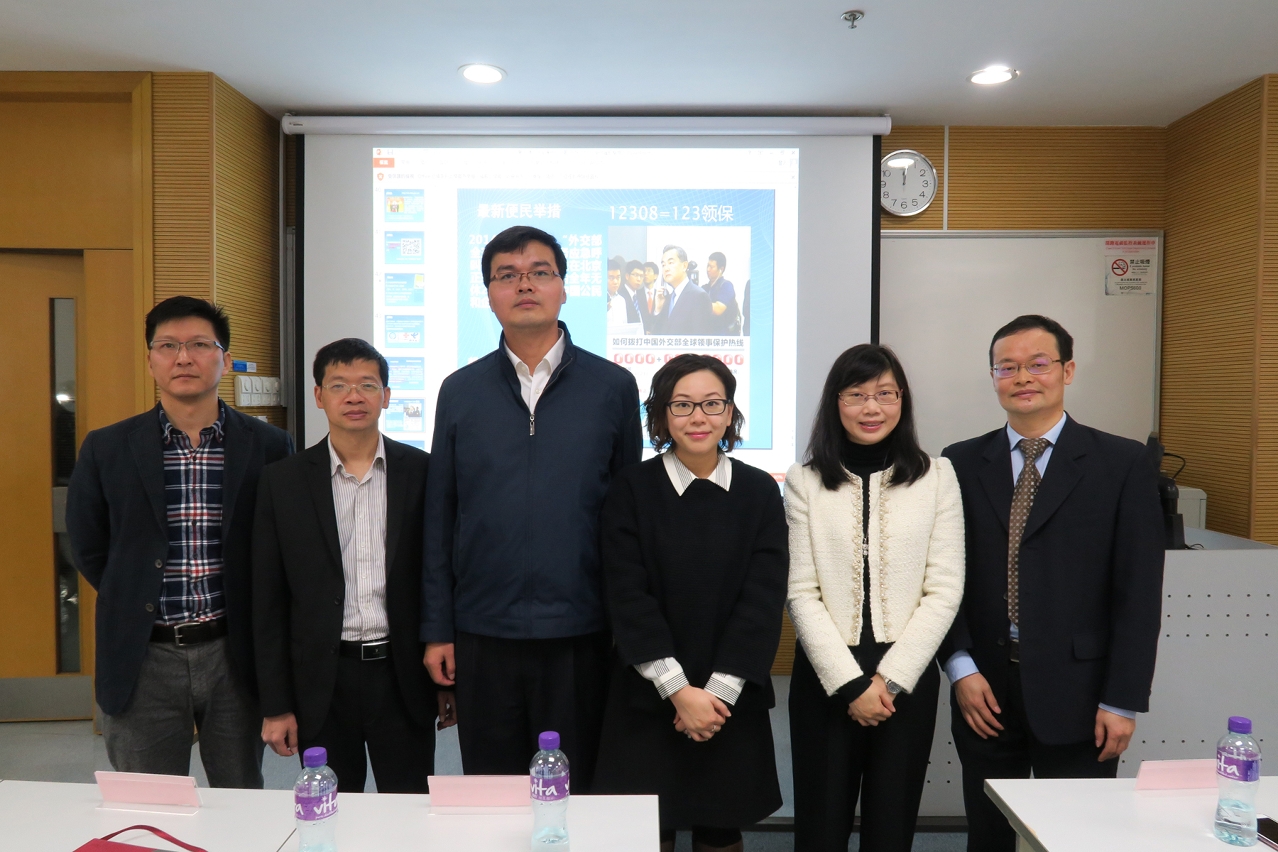 Lo Pin Heng, Subdirectora da DSI (a terceira à direita), Weng Jinshan do Comissariado do Ministério dos Negócios Estrangeiros da República Popular da China na RAEM (o terceiro à esquerda) e Professor Associado Iek Choi Seng, Coordenador de cursos de pós-graduação (o primeiro à direita)