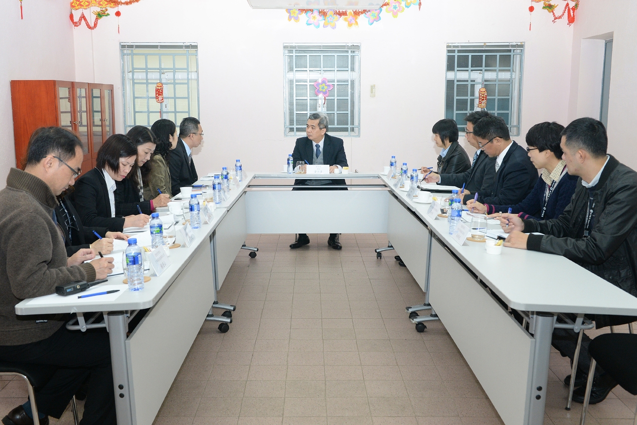 Reunião do Secretário para a Segurança,  Wong Sio Chak, com dirigentes e chefias do Instituto de Menores da Direcção dos Serviços Correccionais.