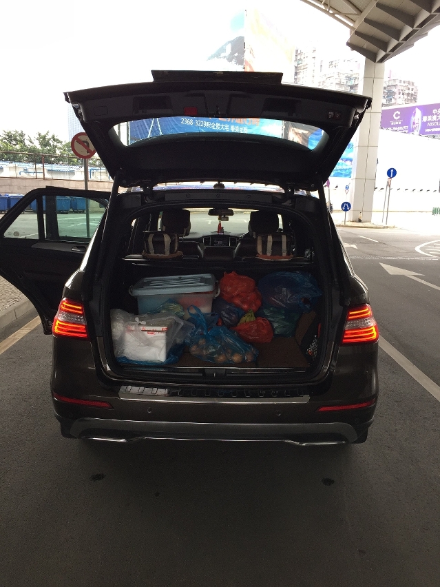 蔬果收藏在走私車輛的尾箱內