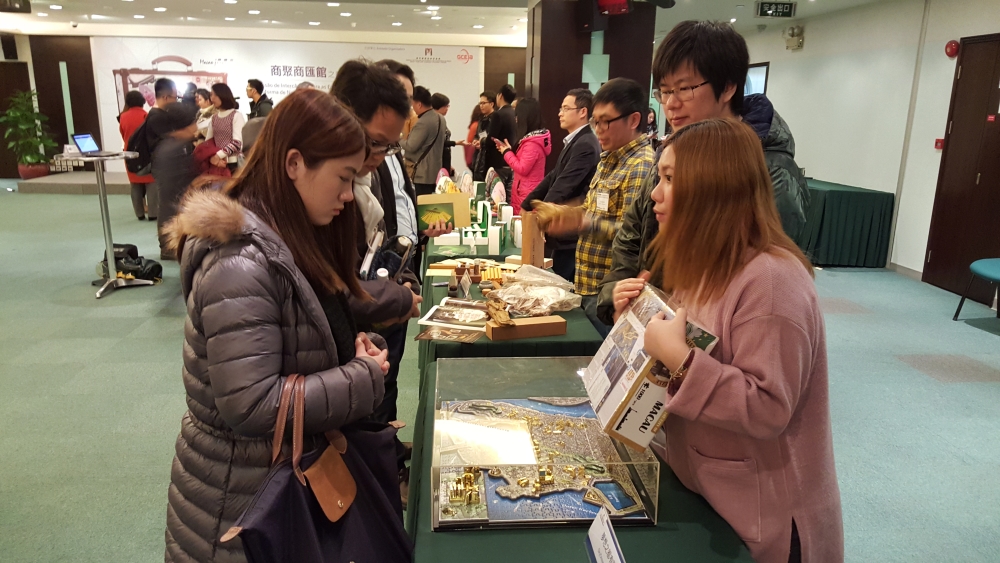 Exposição de produtos típicos pelas empresas expositoras no “Macao Ideas” – Centro de Exposição de Produtos de Macau