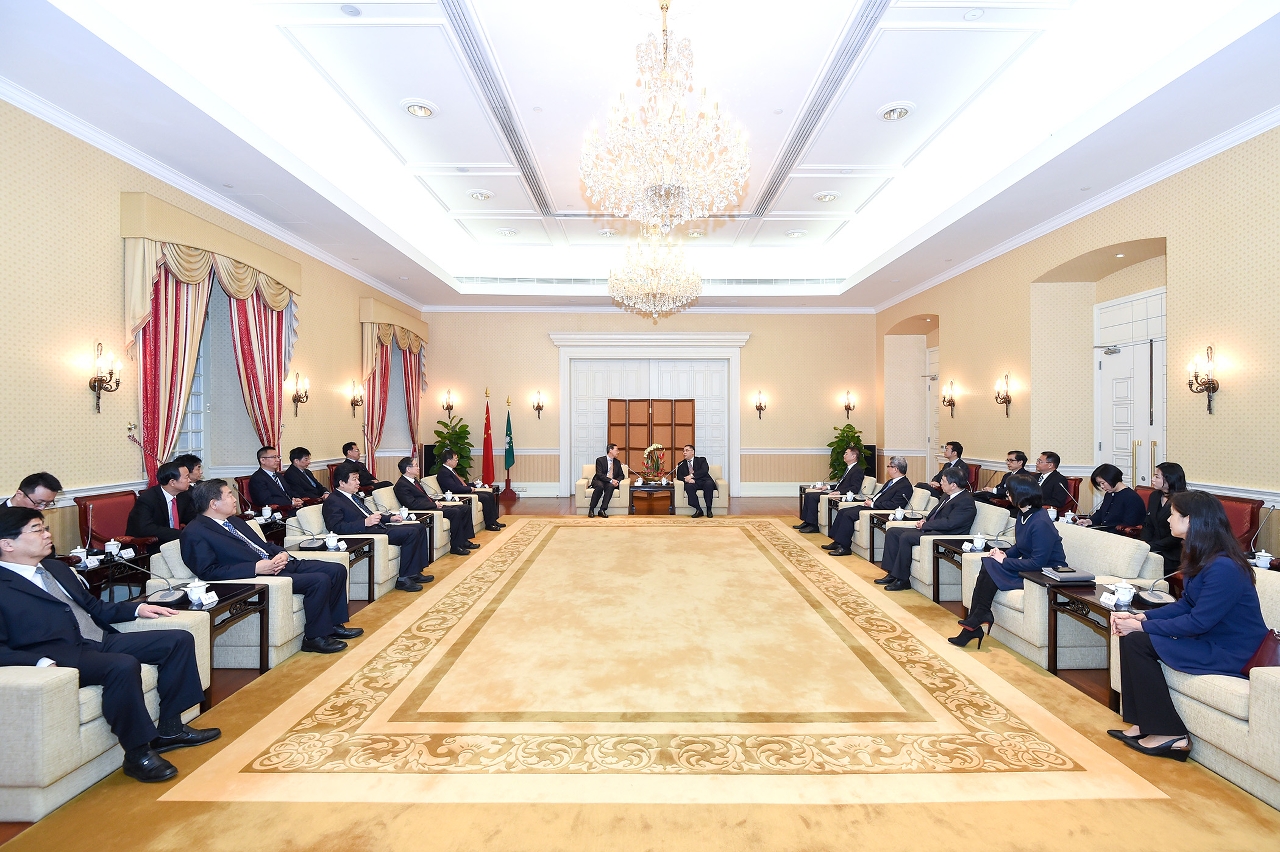 Encontro entre o Chefe do Executivo da RAEM, Chui Sai On, e o subdirector do Gabinete para os Assuntos de Hong Kong e Macau do Conselho de Estado, Feng Wei