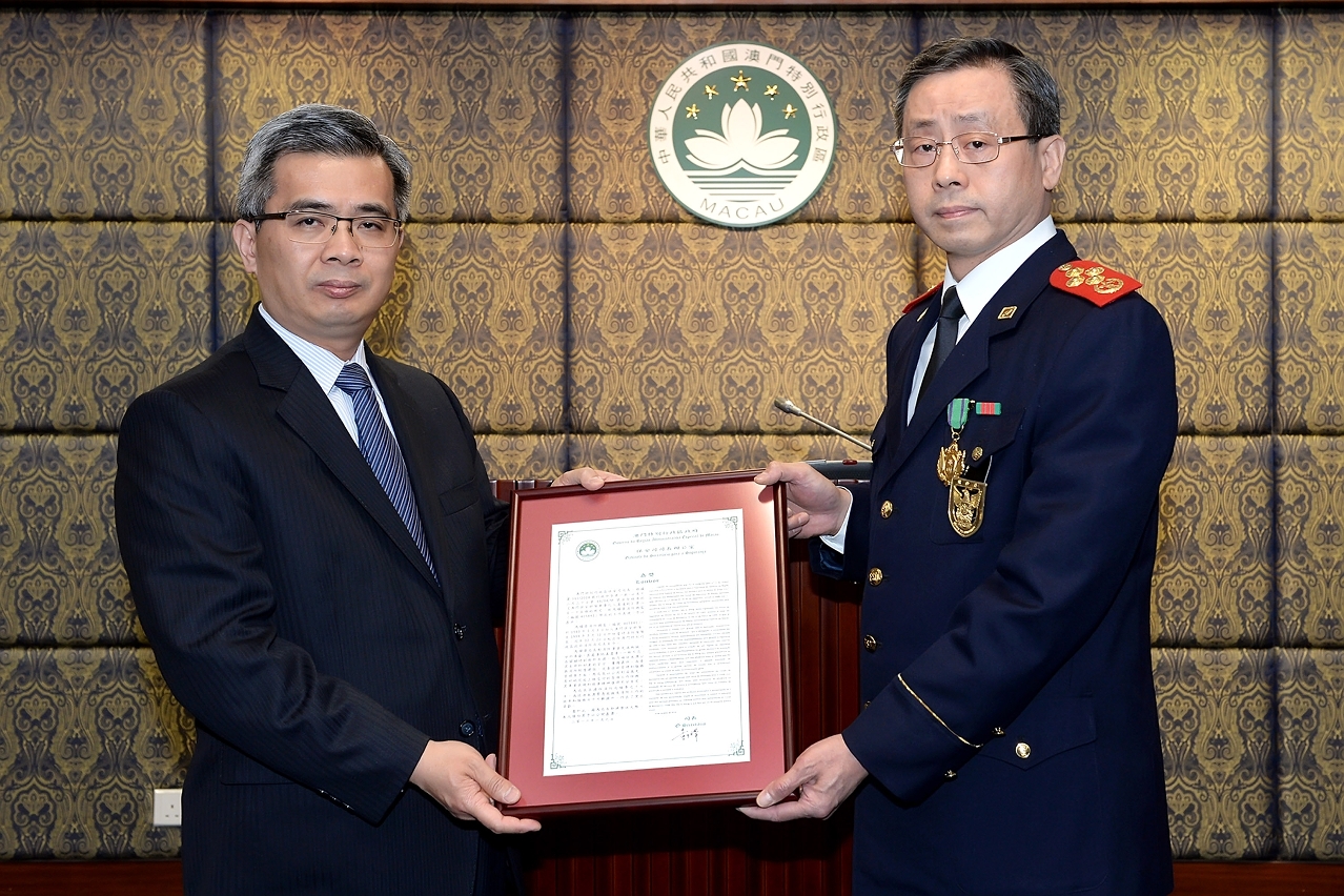 保安司司長黃少澤向消防局馬耀榮局長頒發嘉獎狀