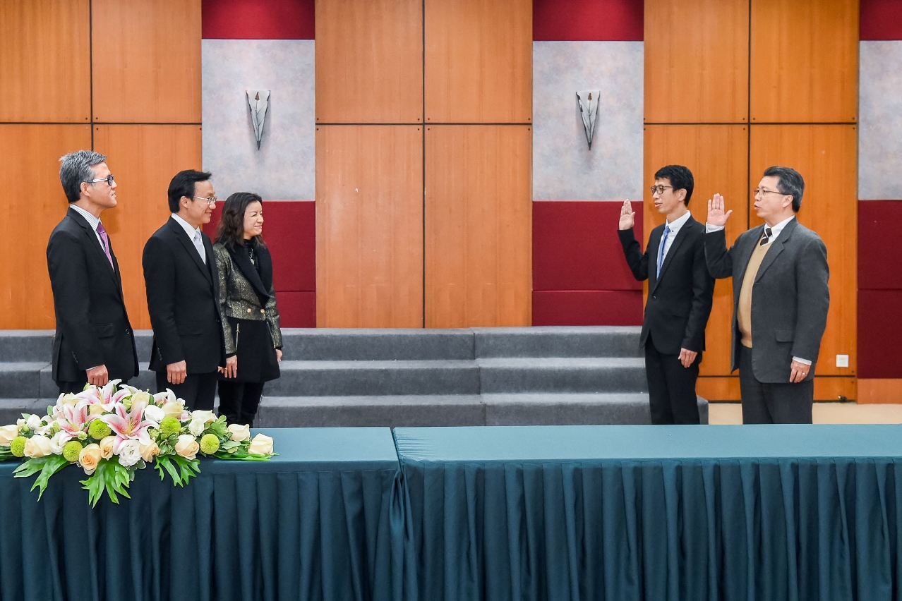 Hon Wai e Au Chi Keung, novos vice-presentes do IAS, prestando juramento.