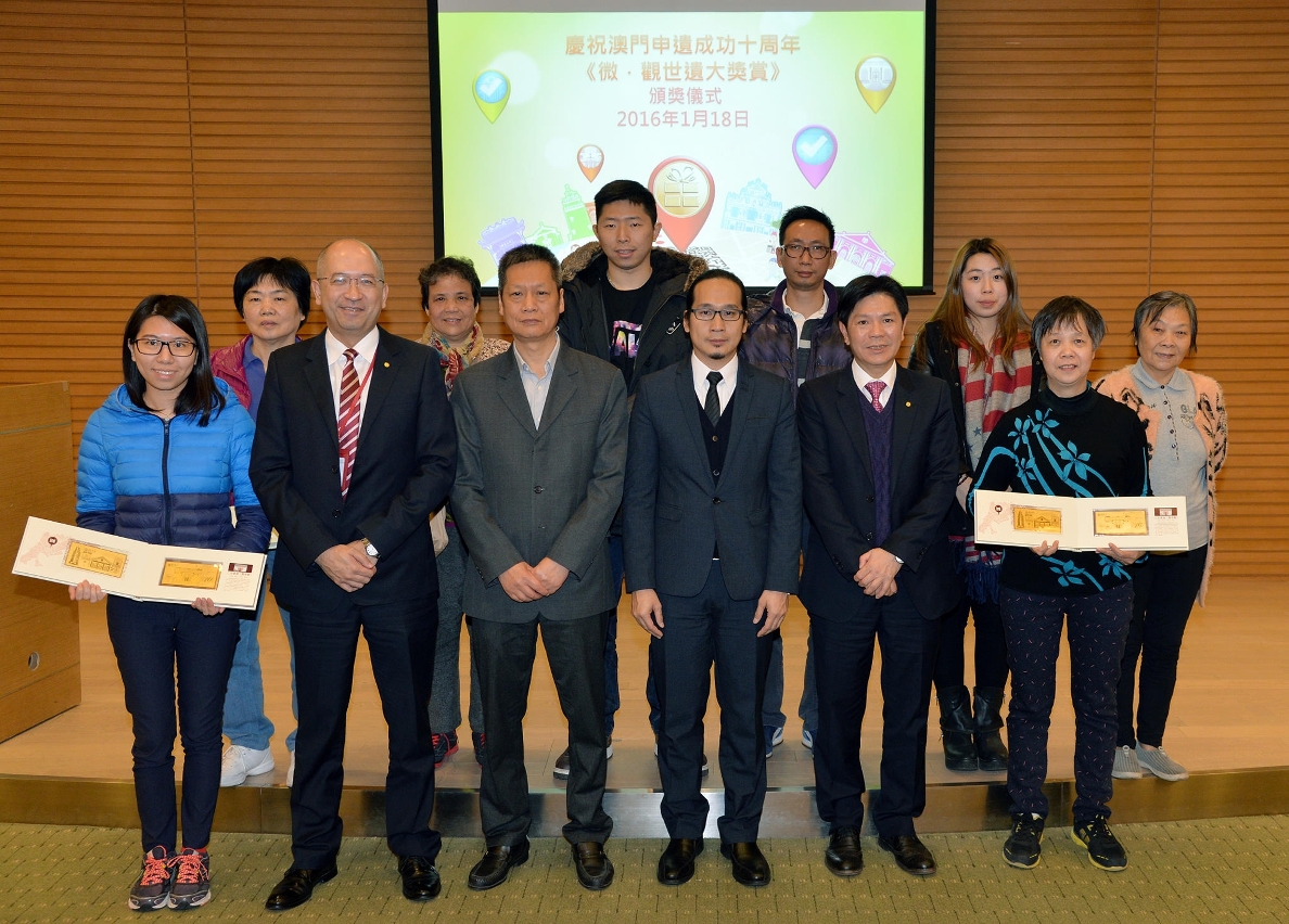 文化局副局長陳炳輝(前排右三)、澳門日報總經理溫能漢(前排左三)、中國銀行澳門分行副行長葉兆佳(前排右二)及分行業務總監陳榮達(前排左二)與一眾頭獎、二獎得主合照。
