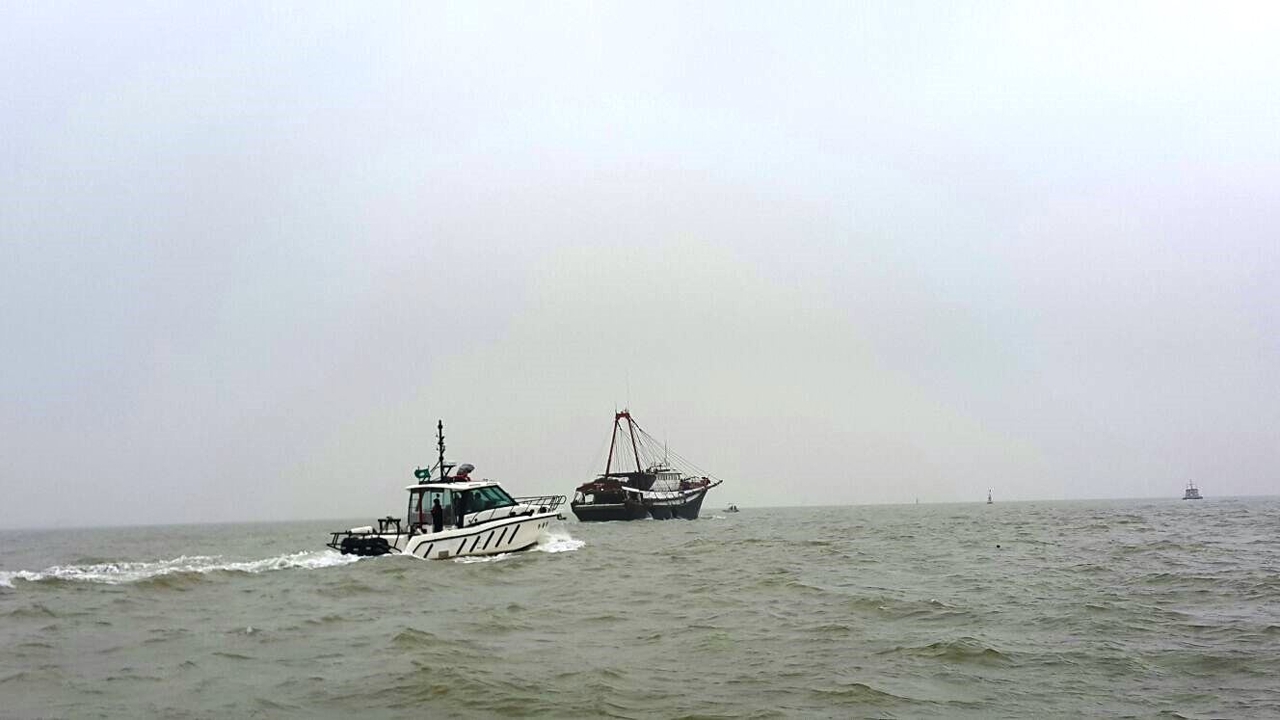 海事局快艇為肇事船隻護航