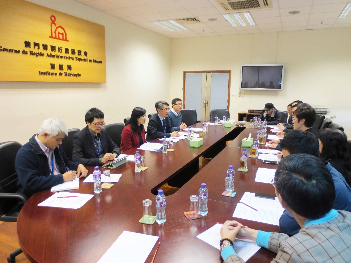 Encontro entre o Instituto de Habitação e a União Geral das Associações dos Moradores de Macau para auscultação de opiniões sobre a administração de edifícios