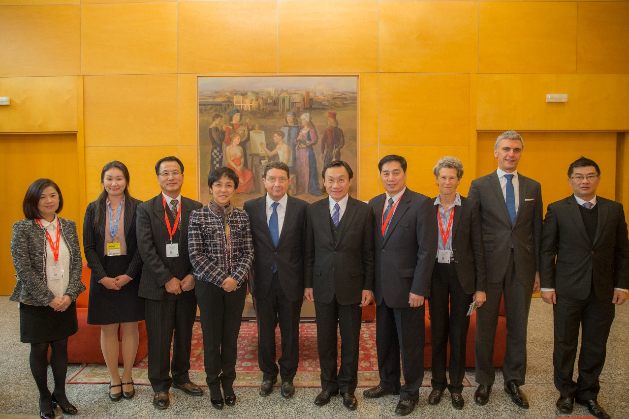 Fotografia conjunta após o encontro entre o Doutor Alexis Tam e o Secretário- geral da Organização Mundial do Turismo, Taleb Rifai.