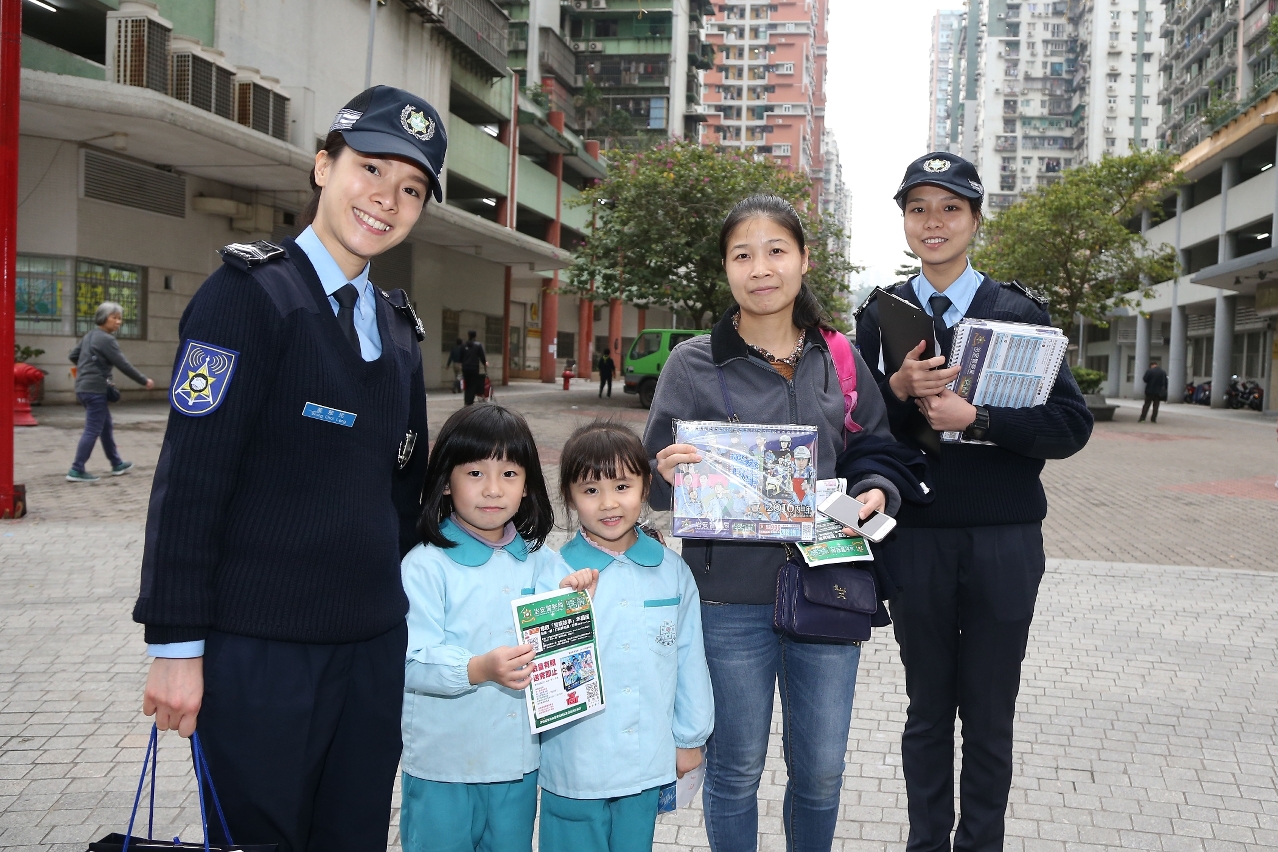 沿途向市民派發有關防罪滅罪的宣傳品(2)