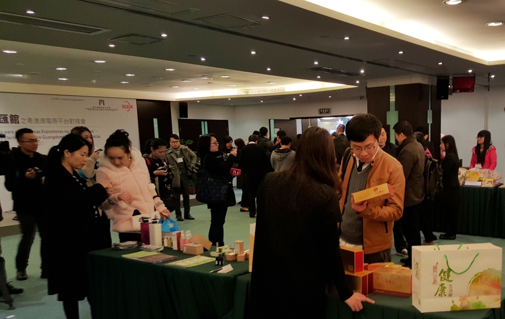 Exposição de produtos típicos pelas empresas expositoras no “Macao Ideas” – Centro de Exposição de Produtos de Macau