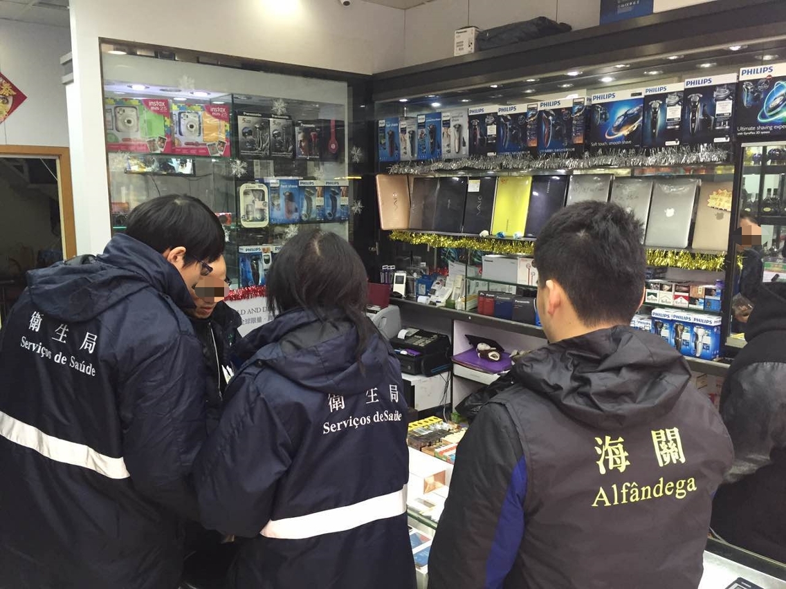 海關與衛生局控煙辦人員巡查店舖