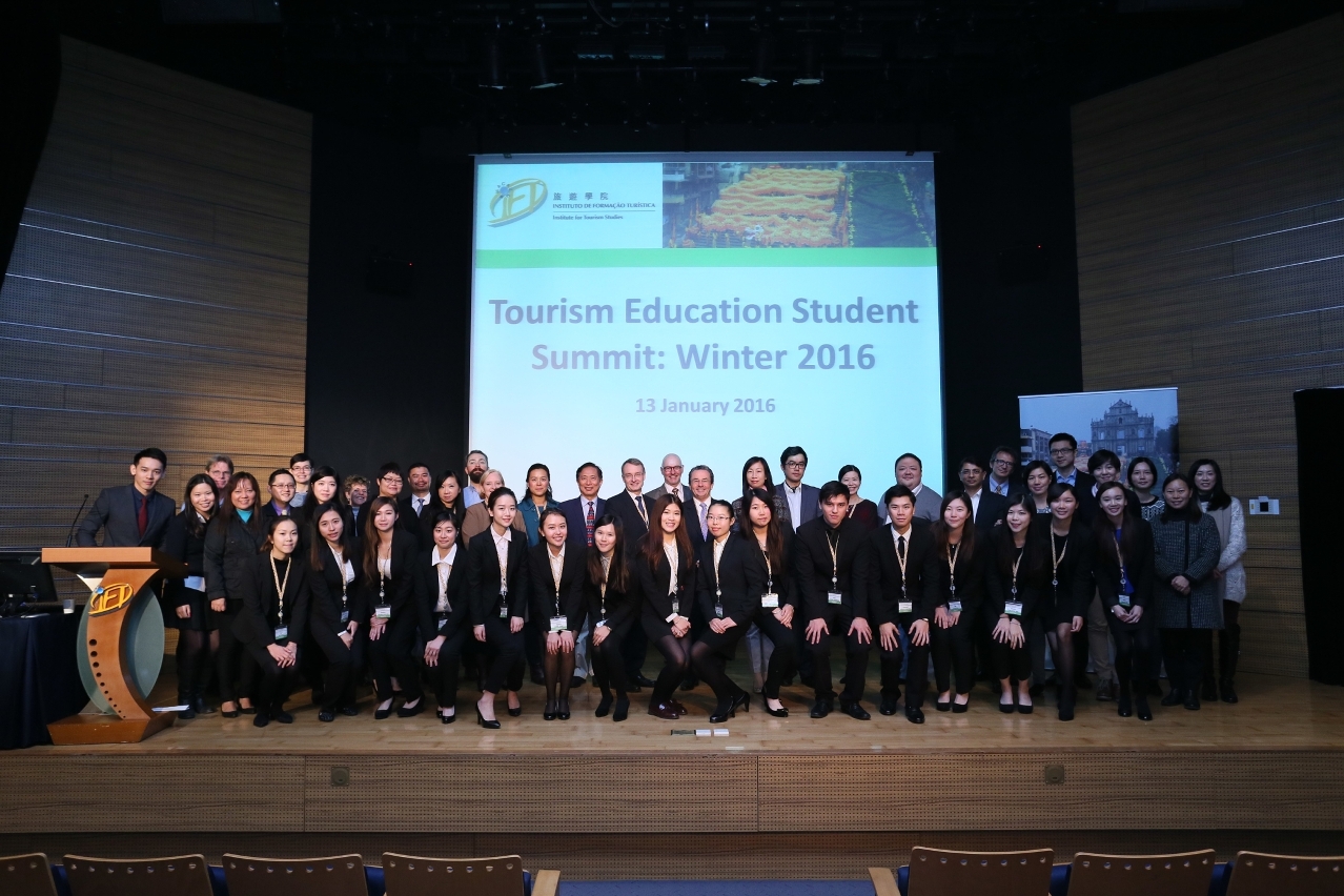 Best paper scholarship winners took group photos with participating outstanding undergraduate candidates, panel members and guests