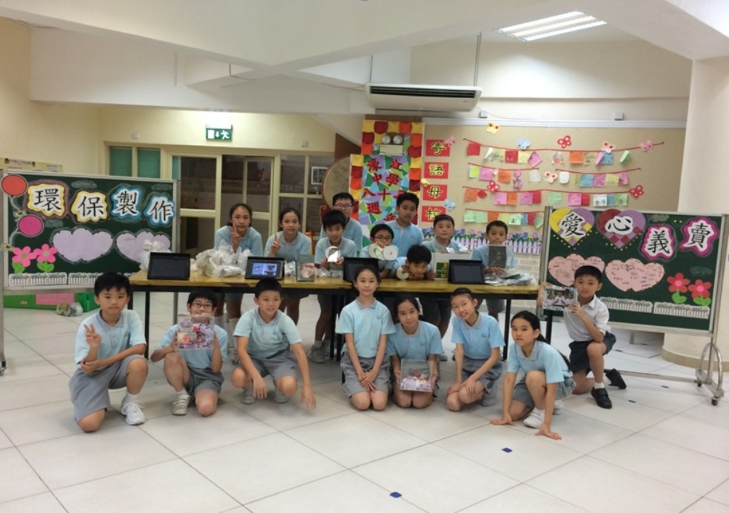 A escola organizou um grupo de estudantes para realizar um bazar beneficente com produtos feitos com materiais recicláveis