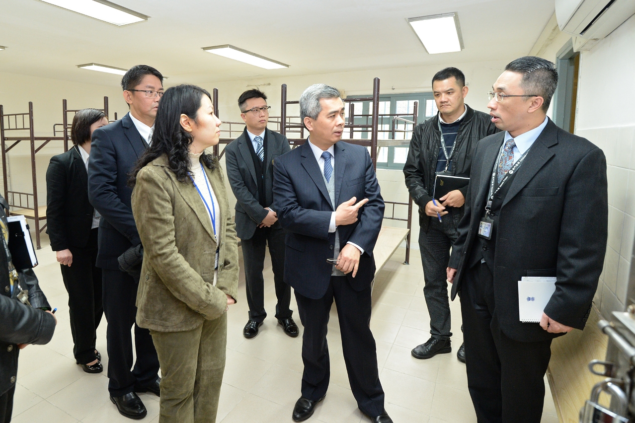Secretário para a Segurança,  Wong Sio Chak, visita infra-estruturas do Instituto de Menores para inteirar-se sobre o ambiente de trabalho.