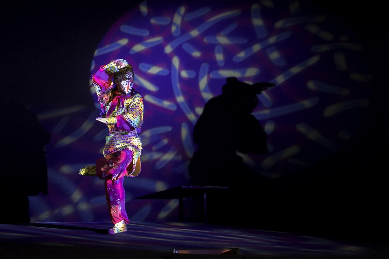 Espectáculo de 72 mudanças de face do Rei Macaco em 3D Mapping durante a conferência de imprensa