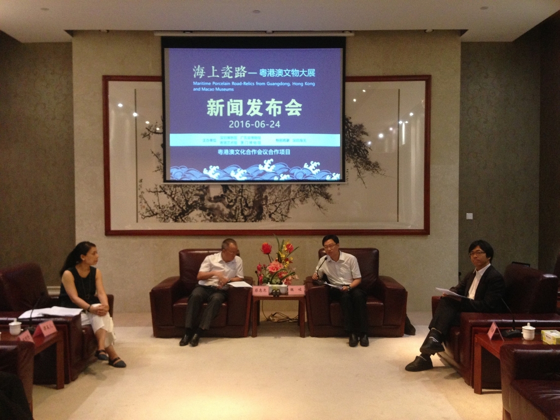 澳門博物館館長呂志鵬（右一）出席「海上瓷路--粵港澳文物大展」新聞發佈會