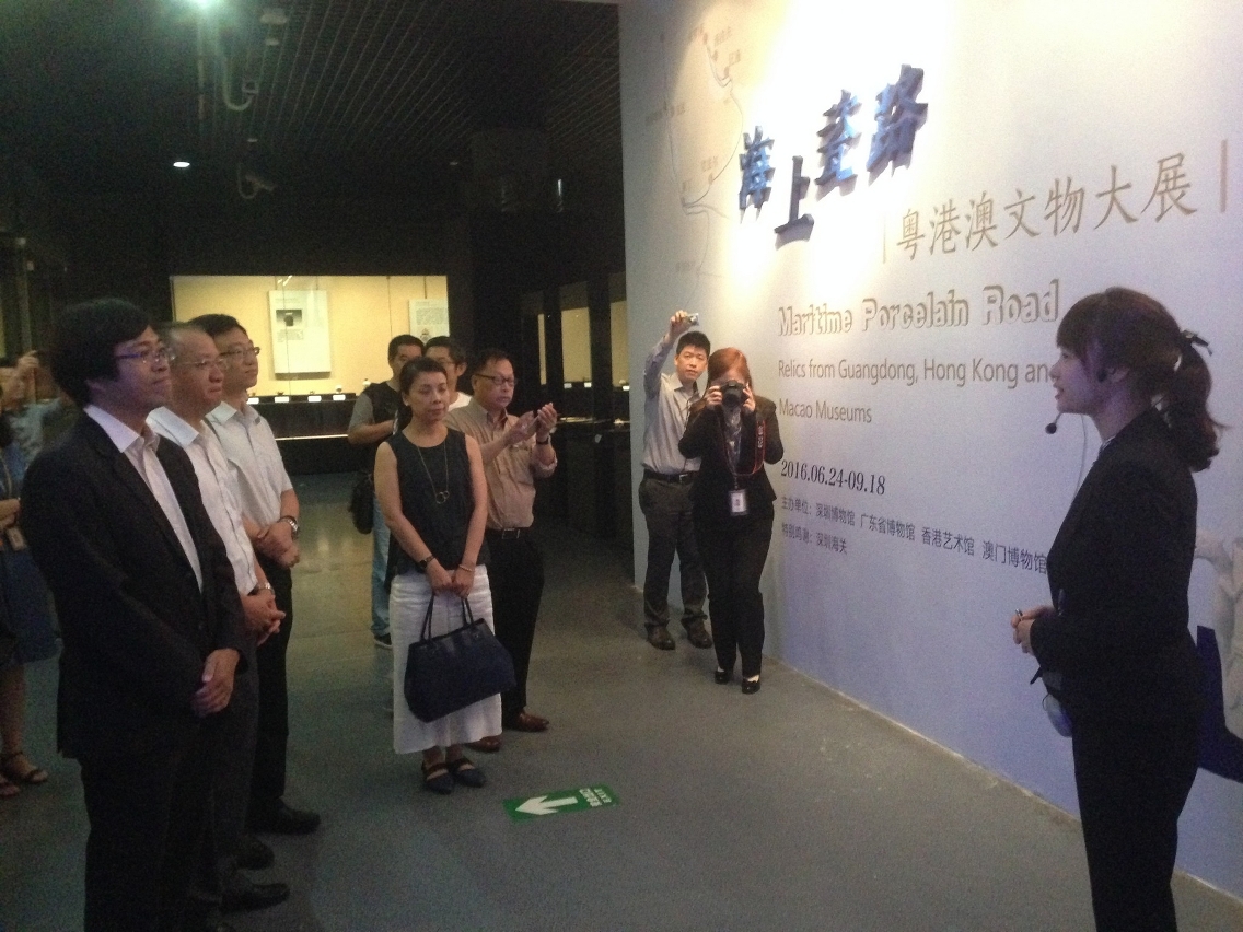 嘉賓參觀「海上瓷路-粵港澳文物大展」展覽