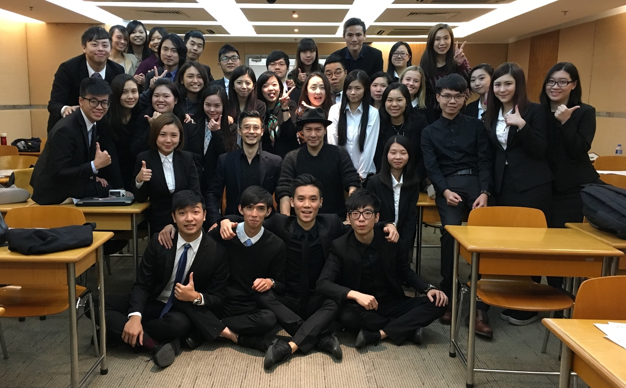 學生完成項目演說後合照。