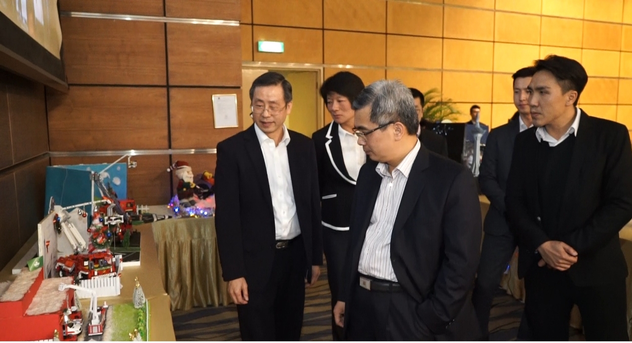 保安司司長觀賞消防車模型設計比賽作品