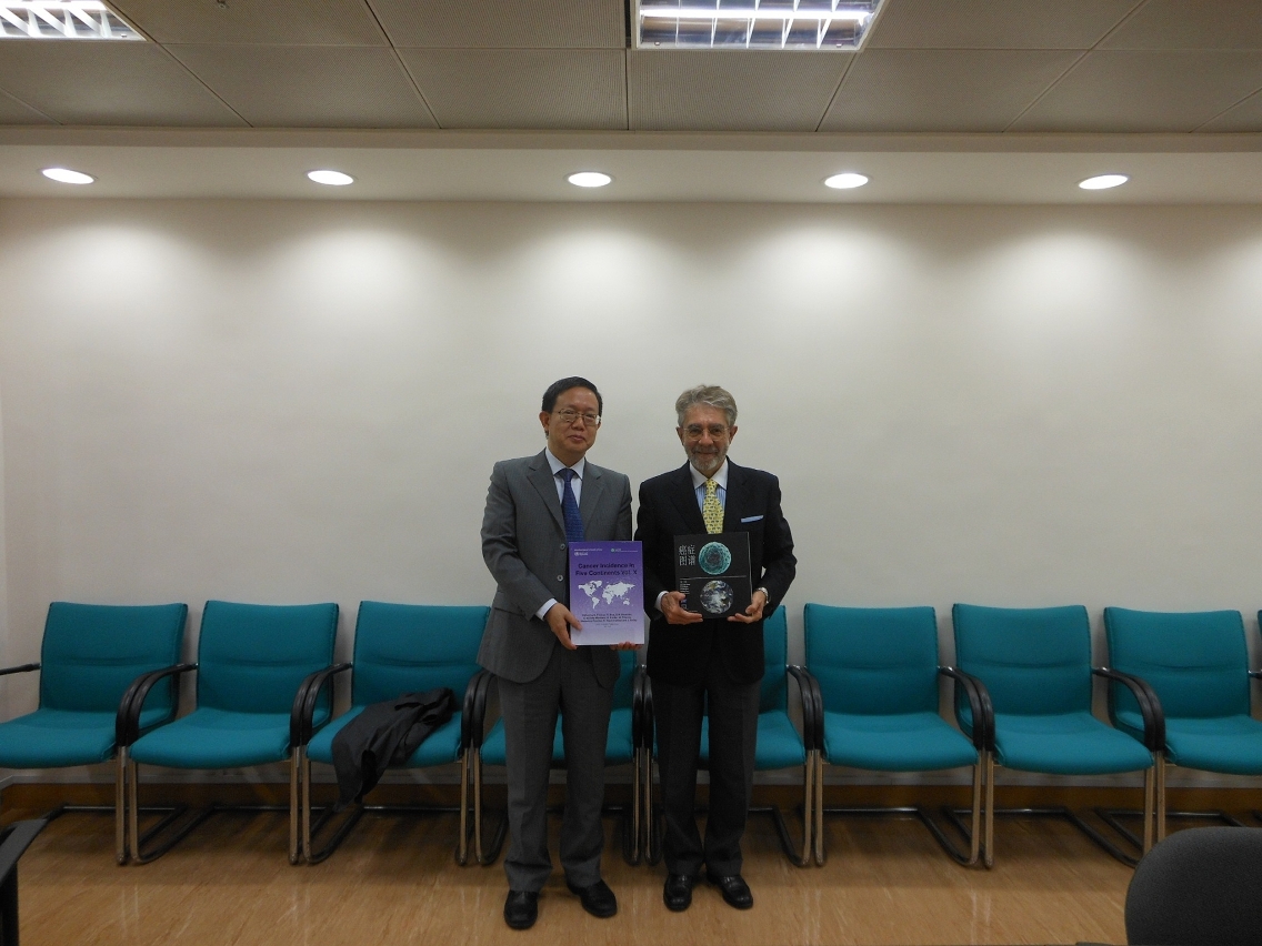 Fotografia em conjunto do presidente da Associação Internacional de Registos de Cancro, Dr. Professor Roberto Zanetti, e do Chefe do Centro de Prevenção e Controlo da Doença dos Serviços de Saúde, Dr. Lam Chong