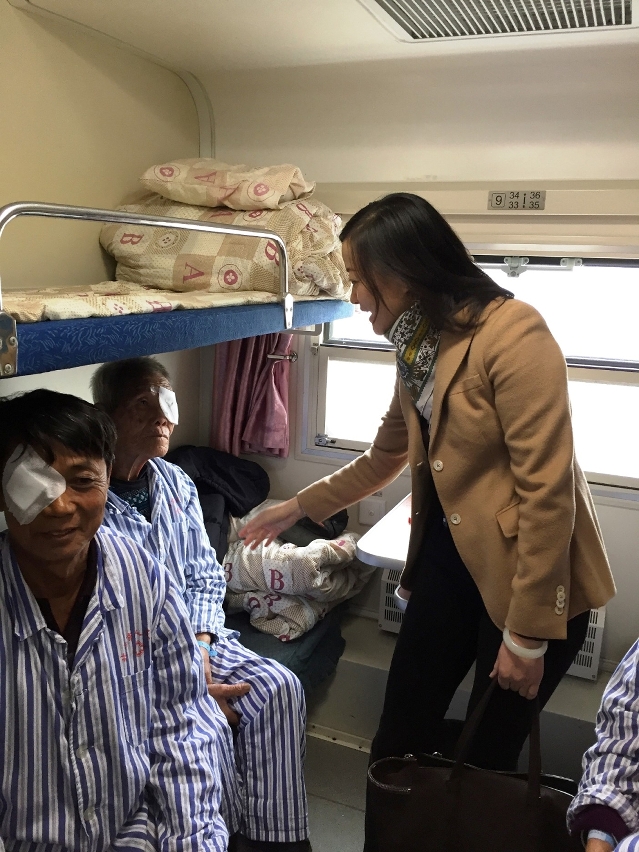 探望健康快車上已接受手術的病患者