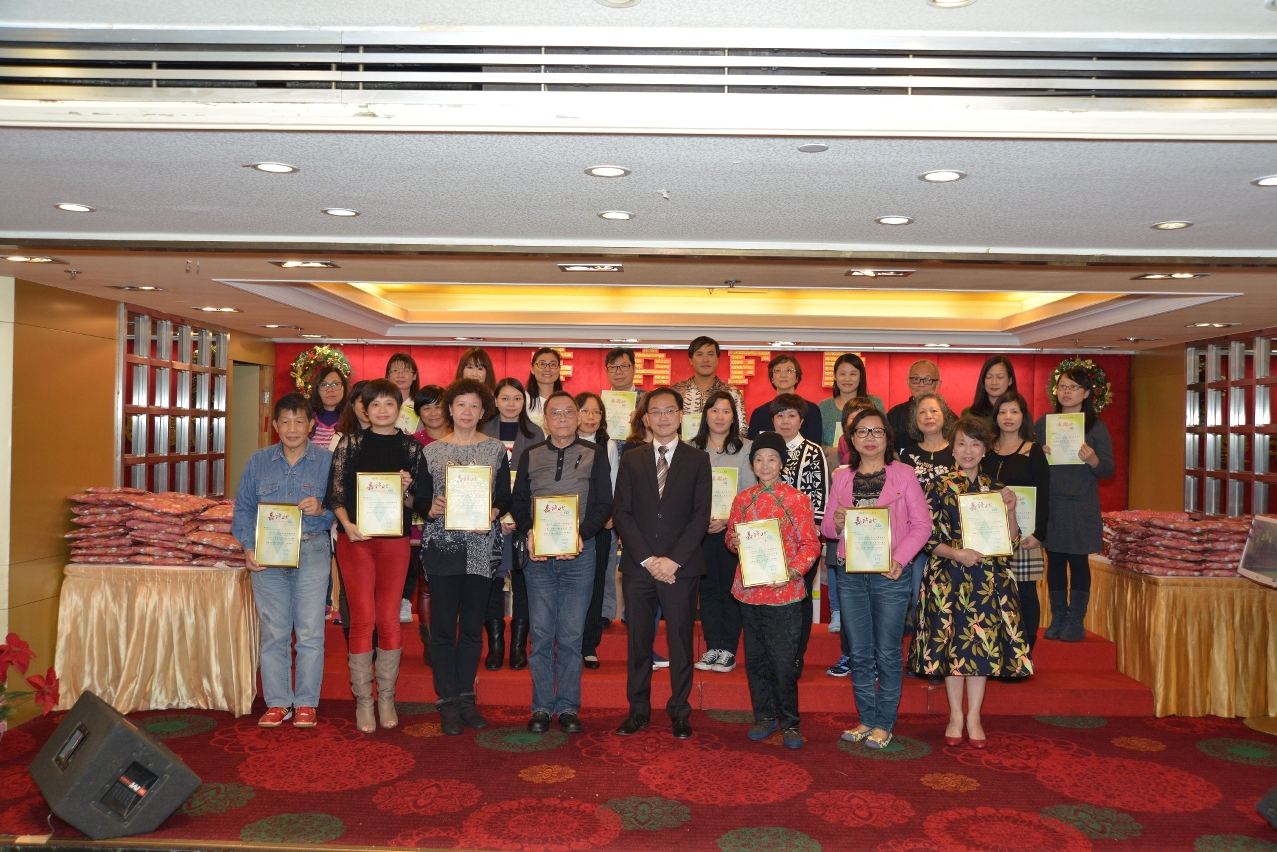 Entrega dos certificados de apreciação e louvor aos membros com maior número de horas de serviço pelo Director, Dr. Kou Peng Kuan