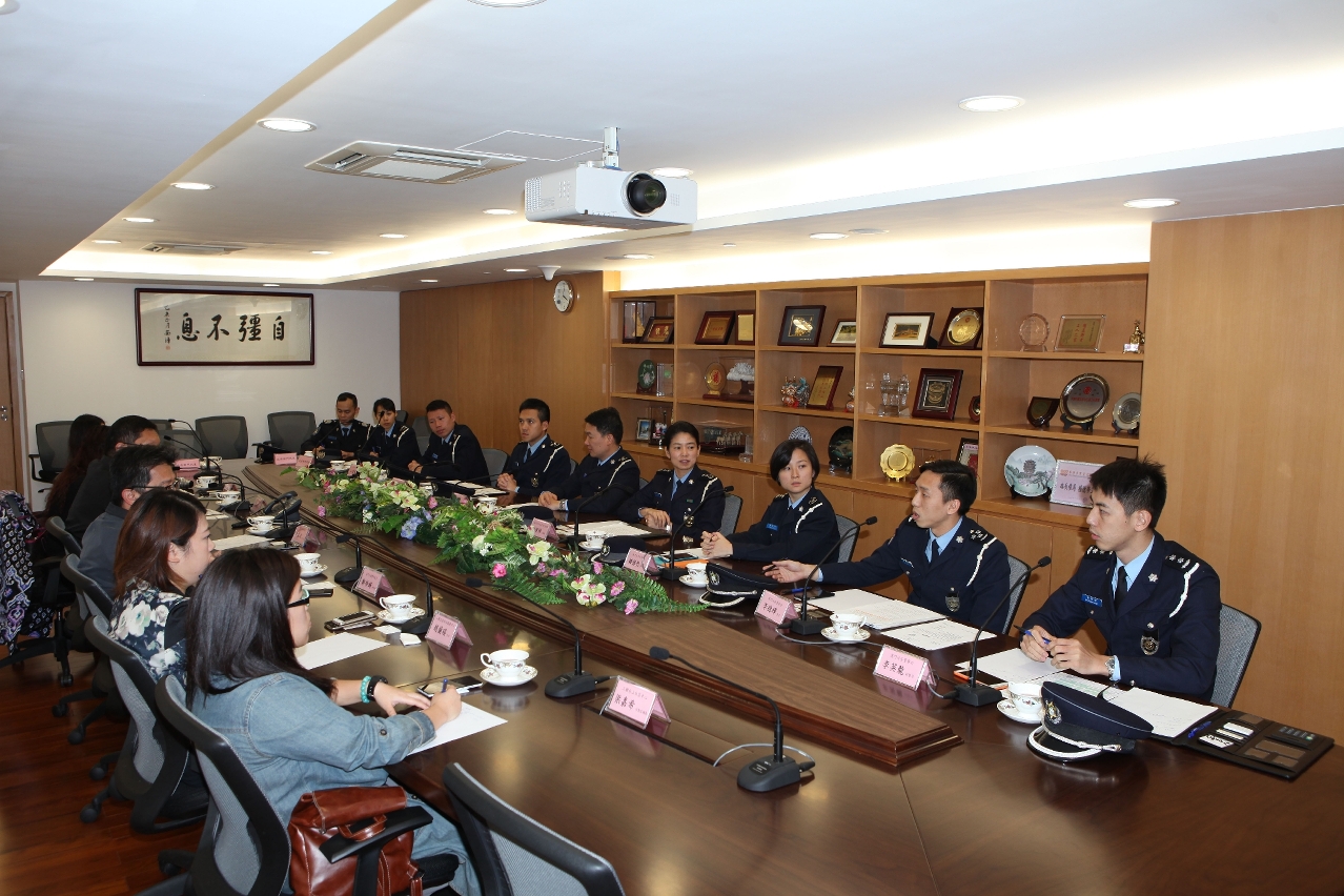 治安警察局警官向工聯代表講解各區的治安和交通情況