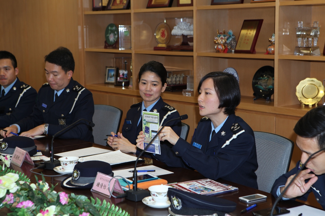 警官向工聯代表推廣本局服務