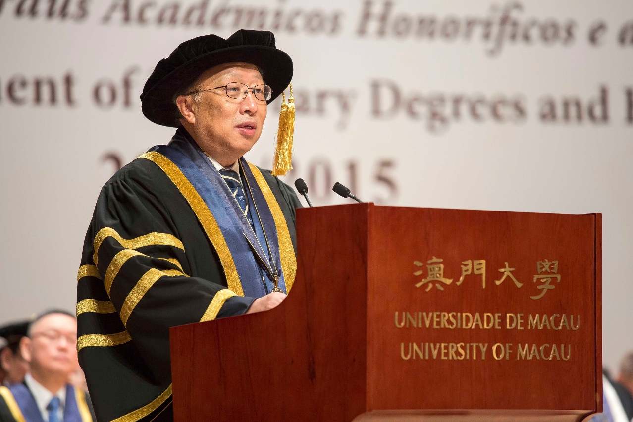 Wei Zhao thanks all the graduates for their contributions to the alma mater