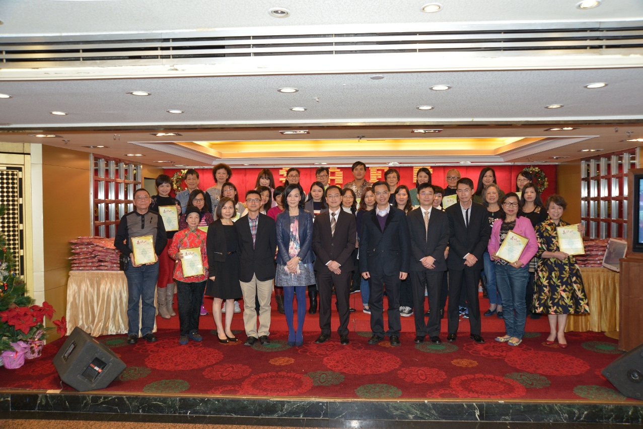Fotografia de grupo com o Director, Dr. Kou Peng Kuan, os convidados e o “Grupo de Apoio dos Trabalhadores dos Serviços Públicos”