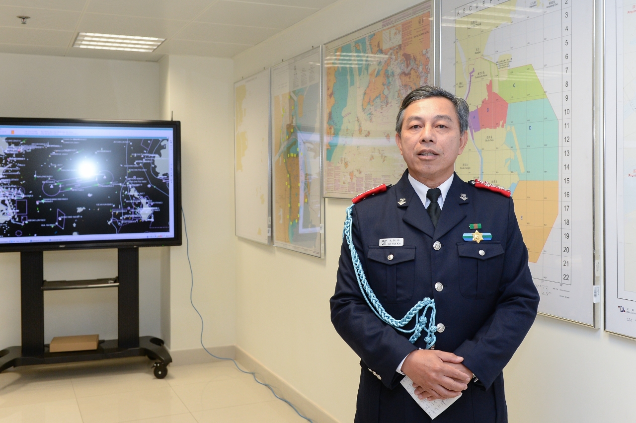 O subdirector-geral dos Serviços de Alfândega, Sin Wun Kao, apresenta o funcionamento do Centro de Comando Marítimo