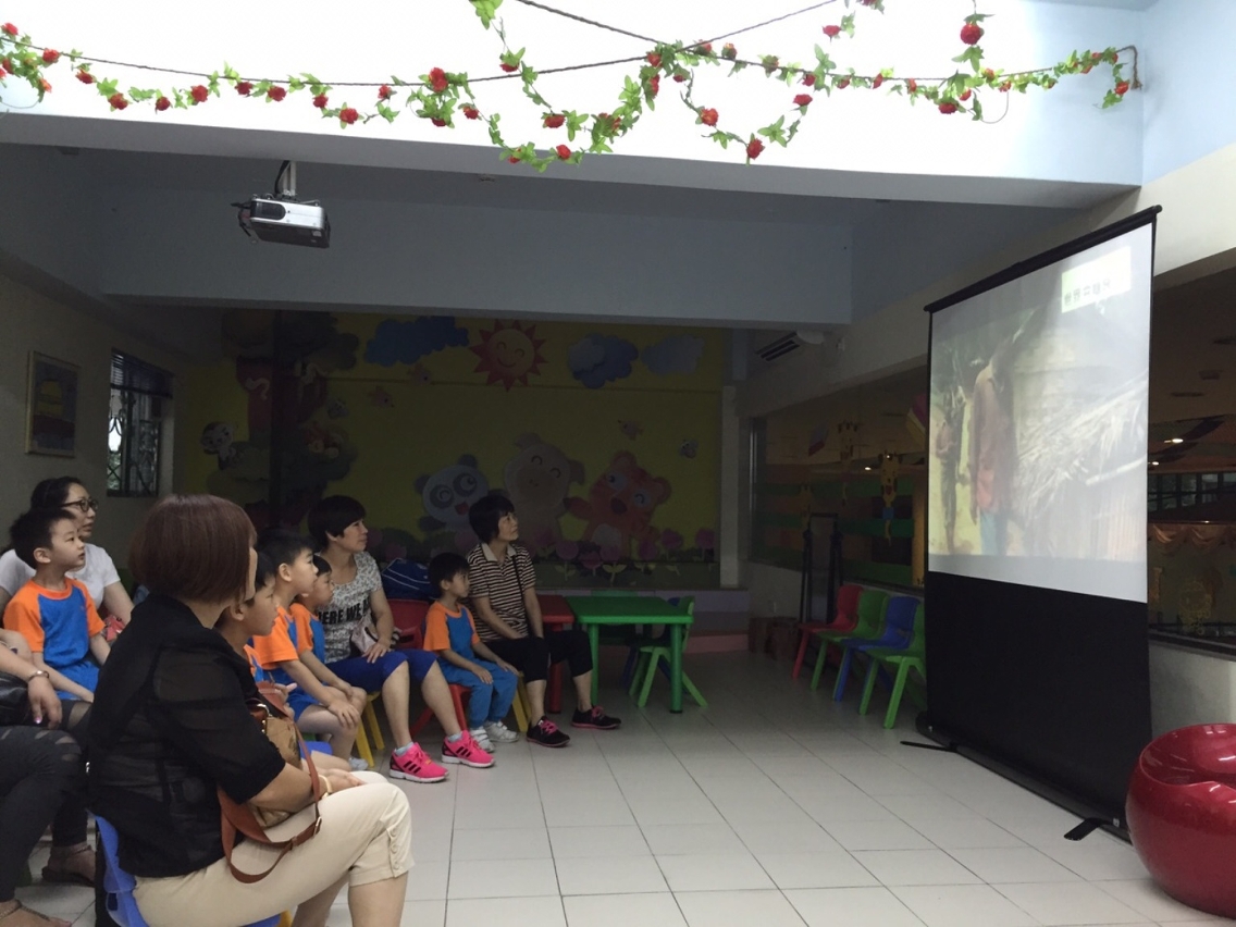 Realização de cursos para filhos e pais e discussão em conjunto sobre o tema da valorização de alimentos, de modo a educar as crianças a valorizar os alimentos, evitando o desperdício.