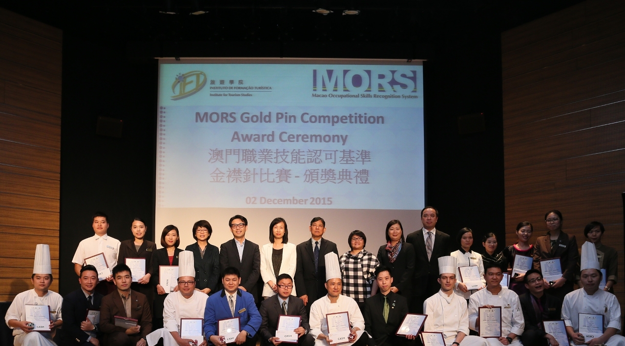 Gold Pin competition winners took group photos with guests