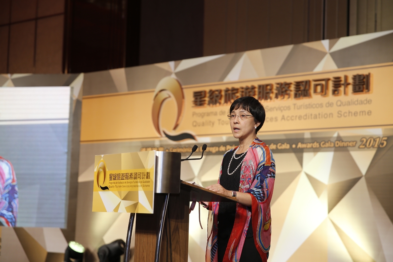 Director Senna Fernandes congratulates award-winning merchants