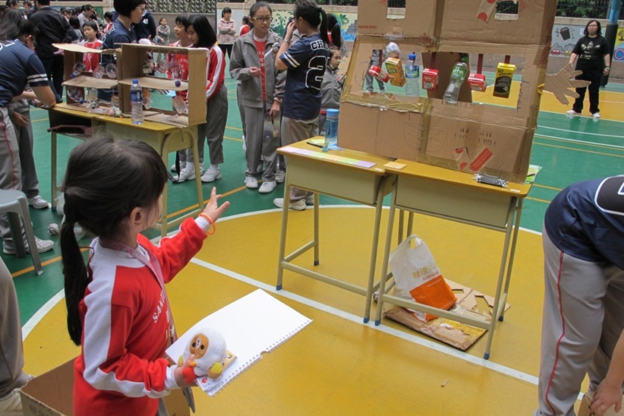 以回收物料製作的環保主題攤位