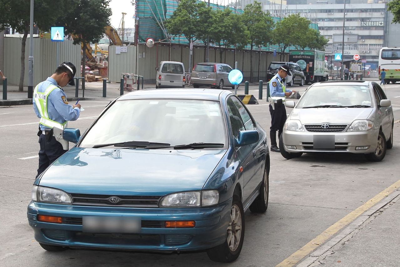 警員檢控違規駕駛者