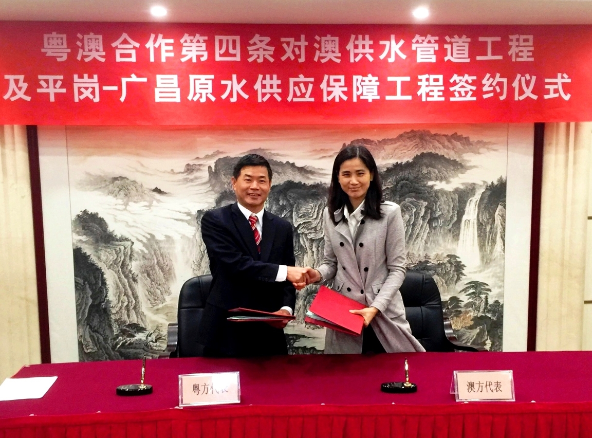 The agreement on boosting water supply to Macao is signed by Director General of the Water Resources Department of Guangdong Province, Mr Lin Xutian, and Director of the Marine and Water Bureau of the Macao SAR, Ms Wong Soi Man.