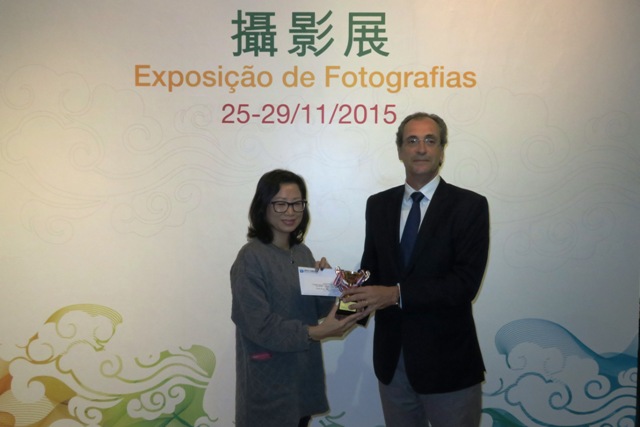 Entrega de prémio pelo Director do Instituto Português do Oriente, Dr. João Laurentino Neves