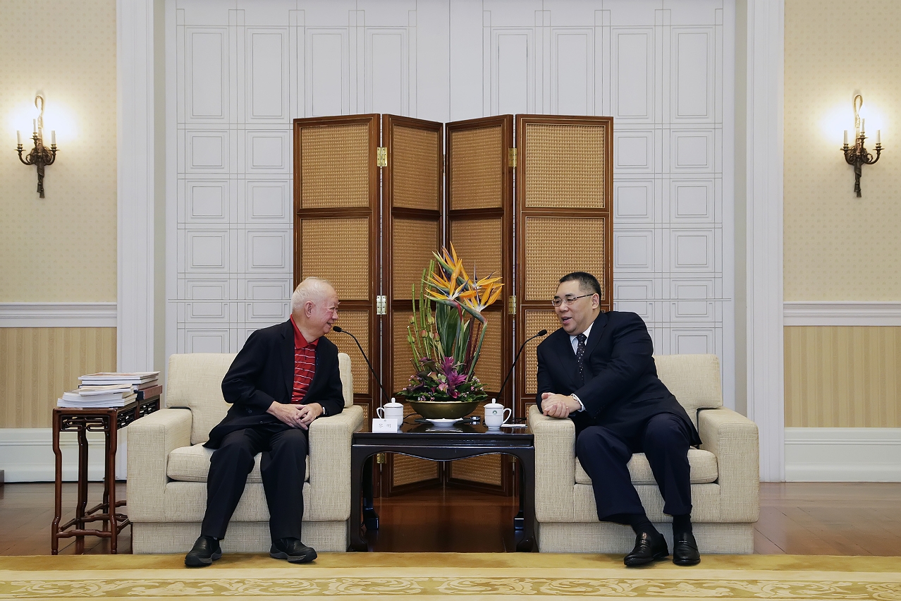 Encontro entre o Chefe do Executivo, Chui Sai On, e o pintor da escola de pintura de Lingnan, Lai Ming, na Sede do Governo