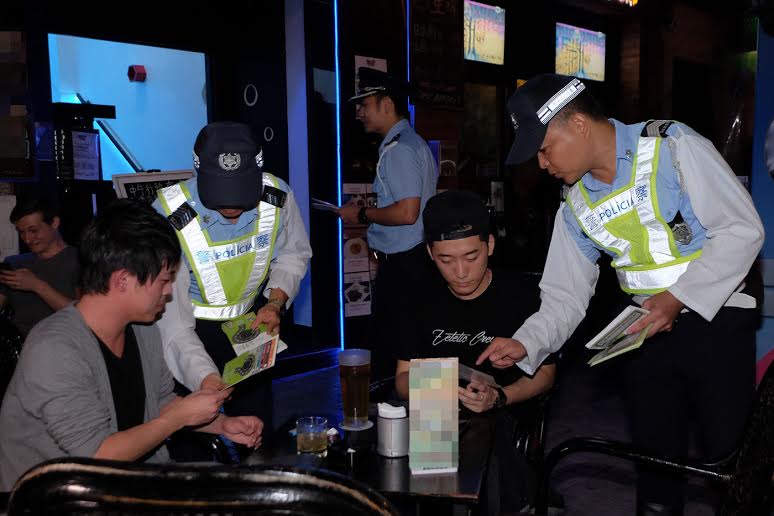 警員在酒吧派發宣傳品