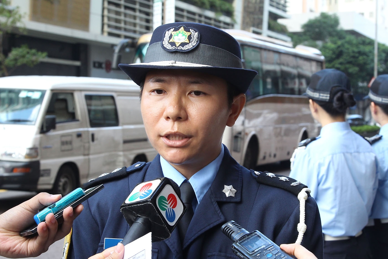 治安警於筷子基區宣傳交通安全活動