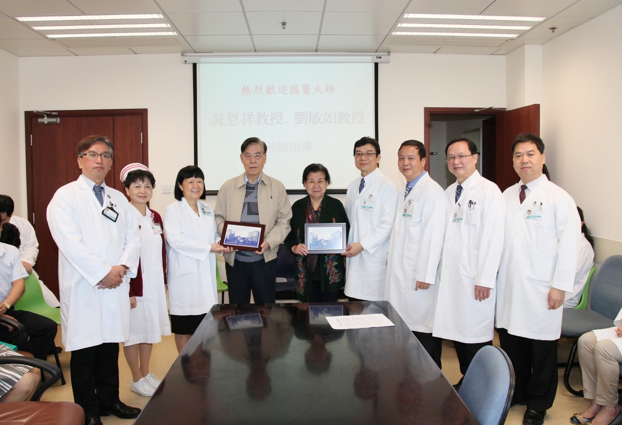 Oferta de lembranças pelo Hospital Kiang Wu ao Dr. Chao Enxiang e Dr. Liu Minru.