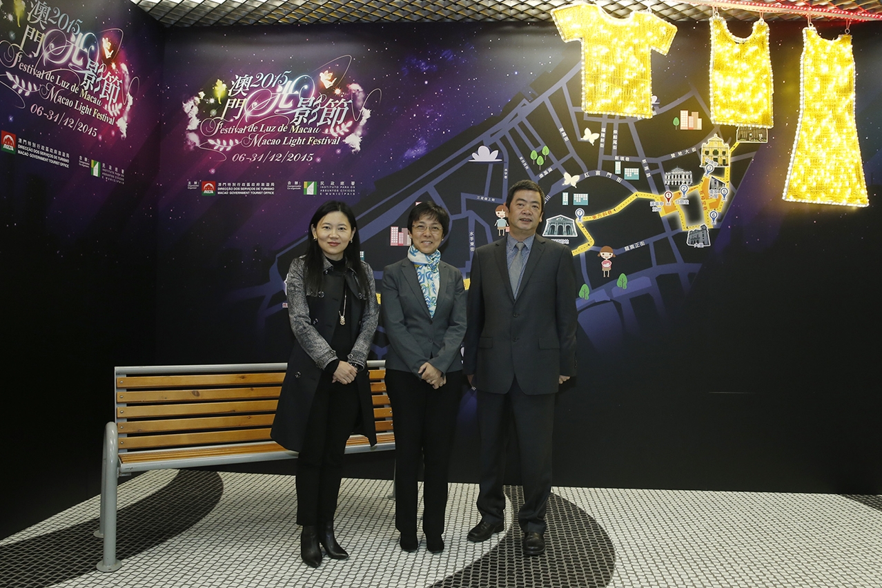 Guests in front of “The Clothes Drying Lane” installation