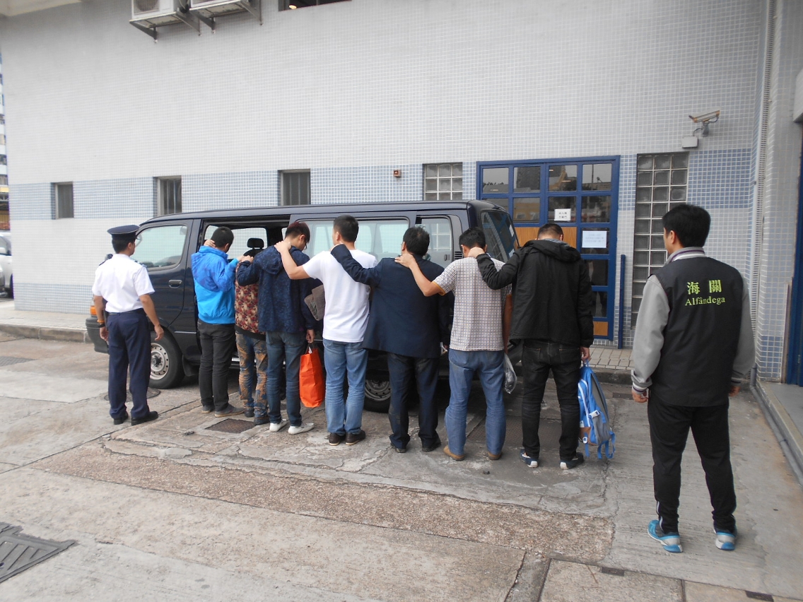 七名男非法入出境者被海關移送檢察院偵辦