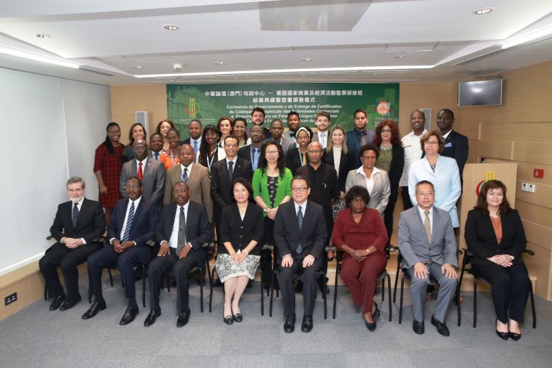 Fotografia de grupo do Colóquio de Inspecção das Actividades Comerciais e Económicas para os Países de Língua Portuguesa